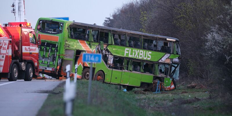 Auf der A9 bei Leipzig ist ein Reisebus verunglückt. - Foto: Sebastian Willnow/dpa