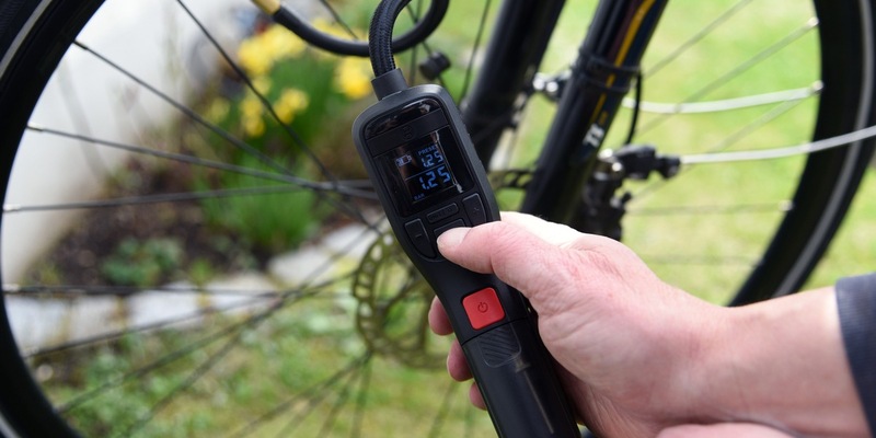 TÜV SÜD-Tipps zum Kauf von Akku-Luftpumpen - Foto: presseportal.de