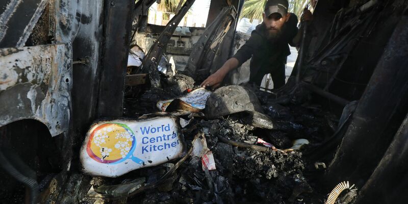 Die israelische Armee sprengte nach eigenen Angaben einen großen Gebäudekomplex in unmittelbarer Nähe zum Grenzzaun. - Foto: Omar Ashtawy/APA Images via ZUMA Press Wire/dpa