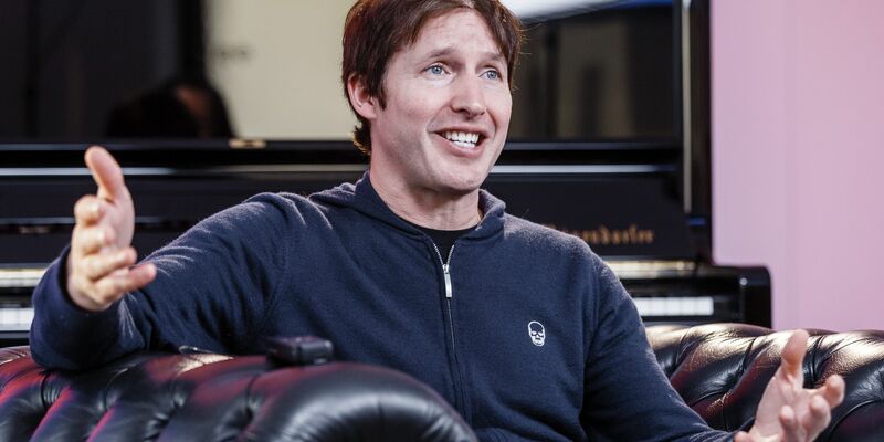 Der britische Singer-Songwriter James Blunt vor einem Konzert in Hamburg im Jahr 2020. - Foto: Markus Scholz/dpa