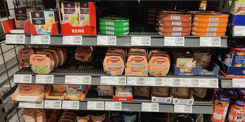 Supermarktregal mit Thunfisch-Dosen (Archiv) - Foto: über dts Nachrichtenagentur