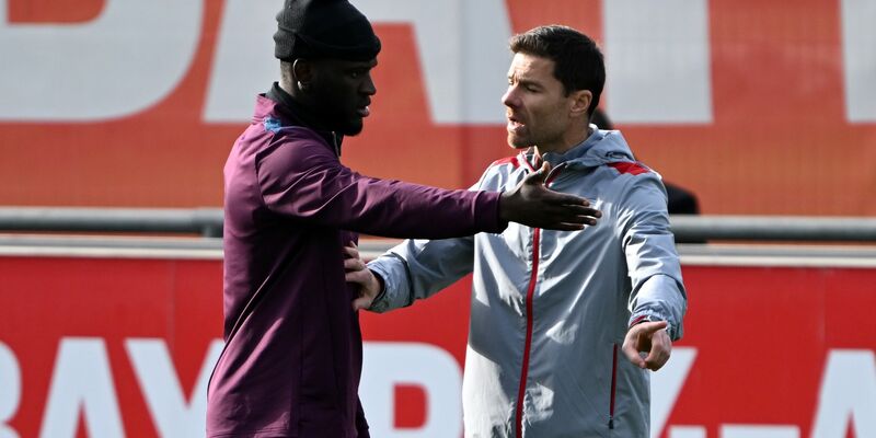 Leverkusens Trainer Xabi Alonso (r) kann wieder mit Stürmer Victor Boniface planen. - Foto: Federico Gambarini/dpa