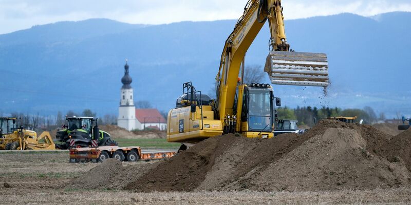 BMW baut in den Gemeinden Irlbach und Straßkirchen ein Werk für die Montage von Hochvoltspeichern. - Foto: Sven Hoppe/dpa