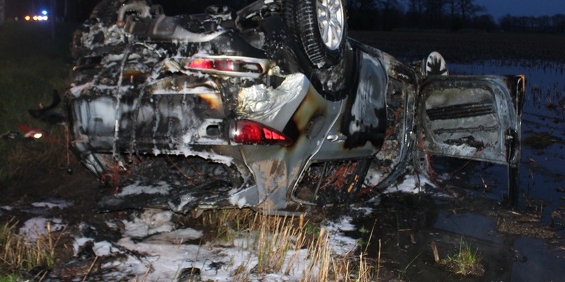 POL-MI: Auto überschlägt sich und geht in Flammen auf - Foto: presseportal.de