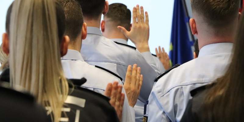POL-Pforzheim: (PF) Pforzheim - 25 neue Polizistinnen und Polizisten für das Pforzheimer Polizeipräsidium - Foto: presseportal.de