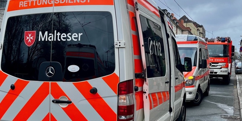 FW-E: Brennender Unrat sorgt für Rauchentwicklung im Treppenraum - 16 Personen, darunter fünf Kinder, verletzt - Foto: presseportal.de