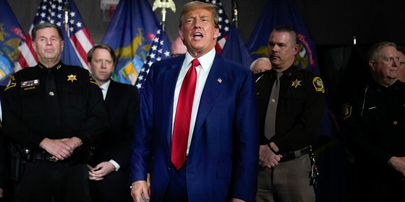 Donald Trump bedient sich regelmäßig radikaler Rhetorik, tut sich mit rassistischen Aussagen hervor und hetzt gegen Minderheiten. - Foto: Paul Sancya/AP