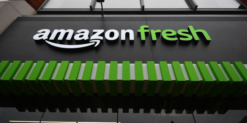 Amazons Einkaufswagen zeigen auf einem Display den Preis der Waren und den Gesamtwert des Einkaufs an. - Foto: Victoria Jones/PA Wire/dpa