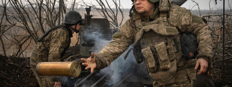 Ukrainische Soldaten der 71. Jägerbrigade feuern eine Haubitze M101 auf russische Stellungen an der Frontlinie bei Awdijiwka ab. - Foto: Efrem Lukatsky/AP/dpa