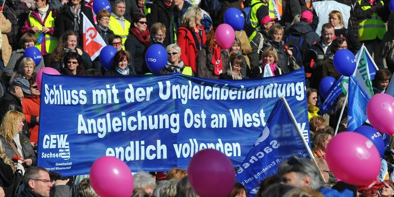 In den letzten zehn Jahren lag die Lohnschere zwischen den neuen und alten Bundesländern bei über 800 Euro. - Foto: Matthias Hiekel/dpa-Zentralbild/dpa