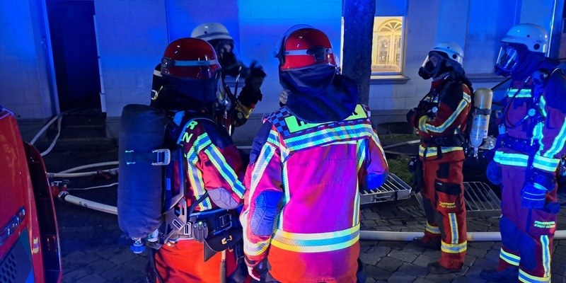 FW Düren: Mehrere Personen durch Kellerbrand bedroht / Person springt aus Fenster - Foto: presseportal.de