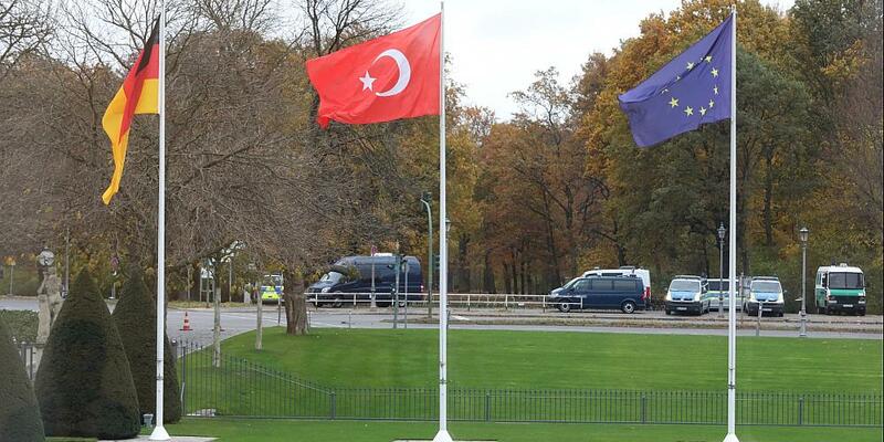 Fahnen von Deutschland, Türkei und EU (Archiv) - Foto: über dts Nachrichtenagentur