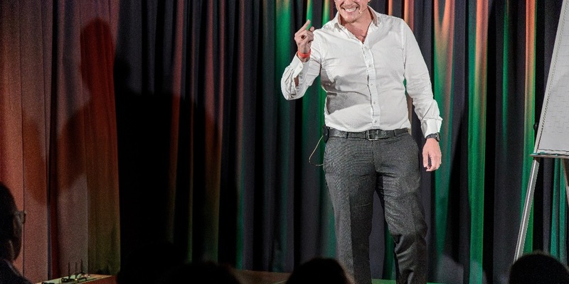 Mister Denkmal erobert die Bühne - Foto: presseportal.de