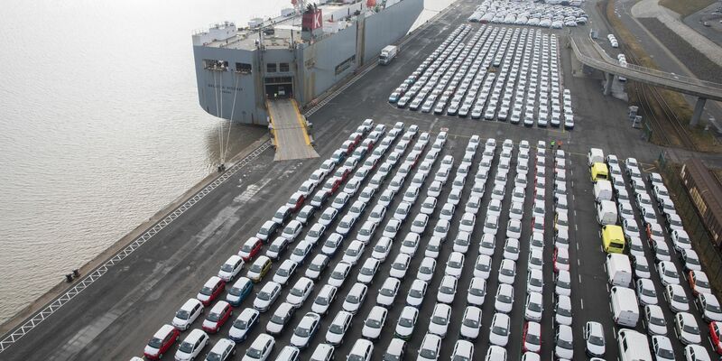 Der Verkauf von deutschen Autos ins Ausland läuft gut. - Foto: Jörg Sarbach/dpa