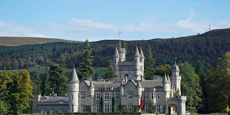 Balmoral Castle ist eine der Residenzen der königlichen Familie, in der Königin Elizabeth II. traditionell die Sommermonate verbrachte. - Foto: Andrew Milligan/PA Wire/dpa