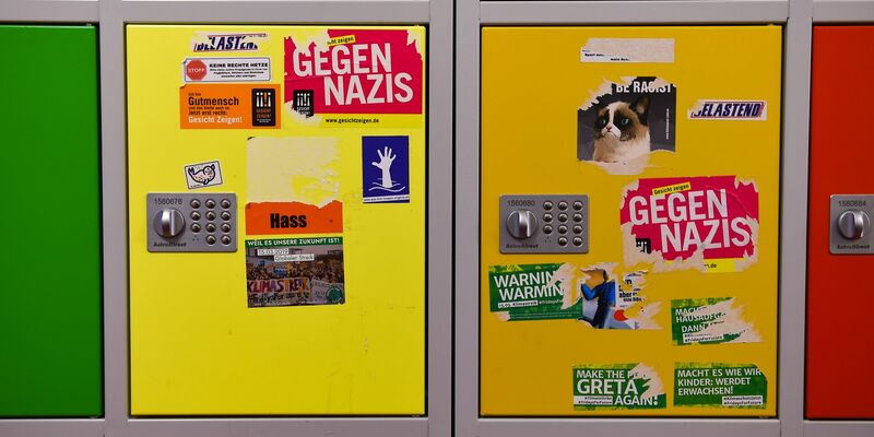 Aufkleber, unter anderem mit politischen Botschaften gegen Rechtsextremismus, beschmücken Schließfächer an einer Oberschule. - Foto: Lisa Ducret/dpa