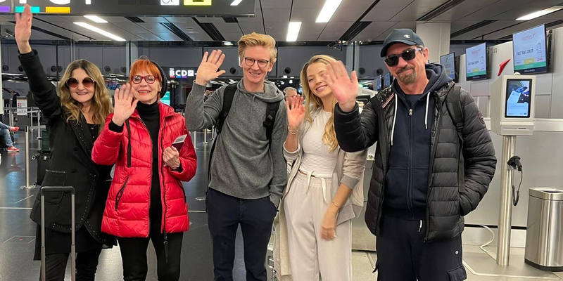 Familie Putz am Flughafen - Foto: XXXLutz KG über pressetext.de