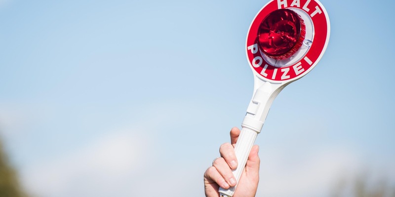 BPOL NRW: Bundespolizei stellt zwei Jugendliche - Fahrer hatte keinen Führerschein, Fahrzeug war nicht versichert - Beifahrer wurde amtlich wegen Wohnungseinbruchsdiebstahls gesucht - Foto: presseportal.de