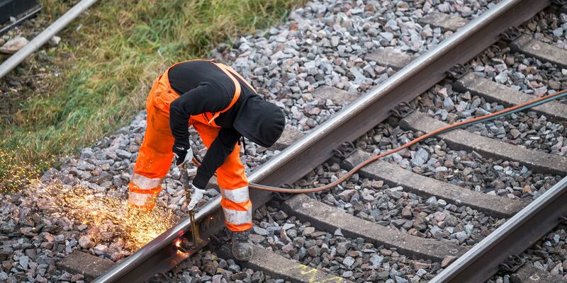 Das Bauprogramm der Bahn soll für mehr Pünktlichkeit sorgen. - Foto: Daniel Vogl/dpa