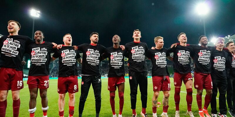 Die Spieler des 1. FC Kaiserslautern feiern den Einzug ins Finale des DFB-Pokals. - Foto: Uwe Anspach/dpa