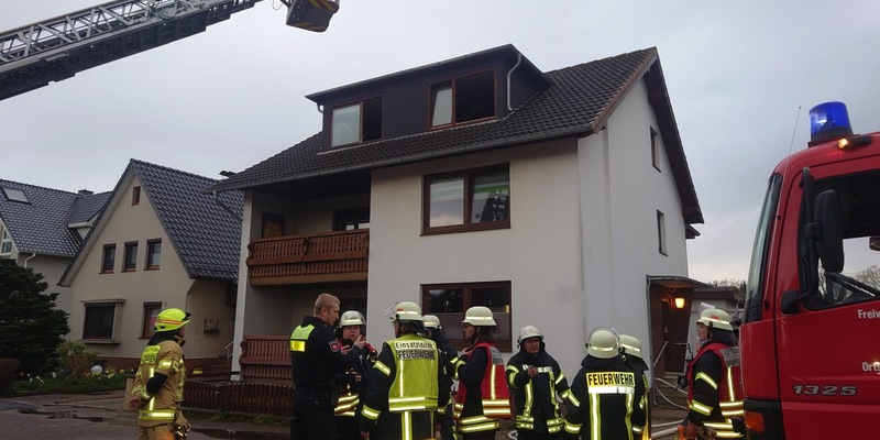 FFW Schiffdorf: Drei verletzte Personen bei Küchenbrand - Nachbar rettet Seniorenpaar aus Brandwohnung - Foto: presseportal.de