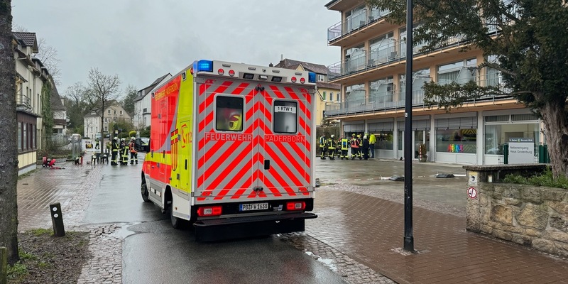FW Horn-Bad Meinberg: 18 Verletzte bei Austritt von Kohlenmonoxid - 15 Personen aus Gebäude gerettet - Großaufgebot von Rettungskräften - Foto: presseportal.de