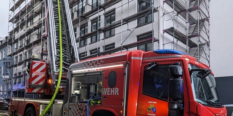 FW-E: Feuer in einem mehrgeschossigen Wohn- und Geschäftsgebäude zieht aufwendige Löscharbeiten nach sich - Dämmung fängt Feuer - Foto: presseportal.de
