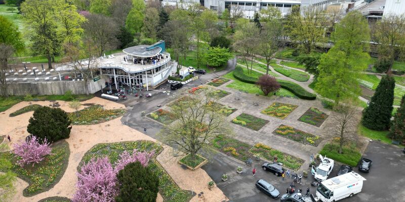 Blick auf den Rheinpark, wo der Fernsehsender RTL eine provisorische Übertragungsstation aufgebaut hat. - Foto: Sascha Thelen/dpa