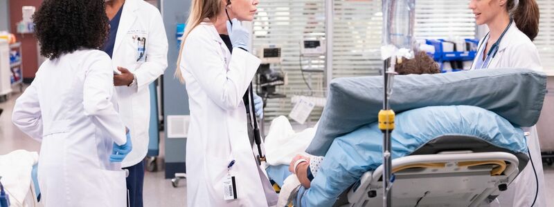 Ellen Pompeo (l) spielt in der 19. Staffel der Arztserie «Grey's Anatomy» Dr. Meredith Grey an der Seite von Adelaide Kane als Jules Millin in (undatierte Filmszene). - Foto: Liliane Lathan/ABC/Disney+/dpa