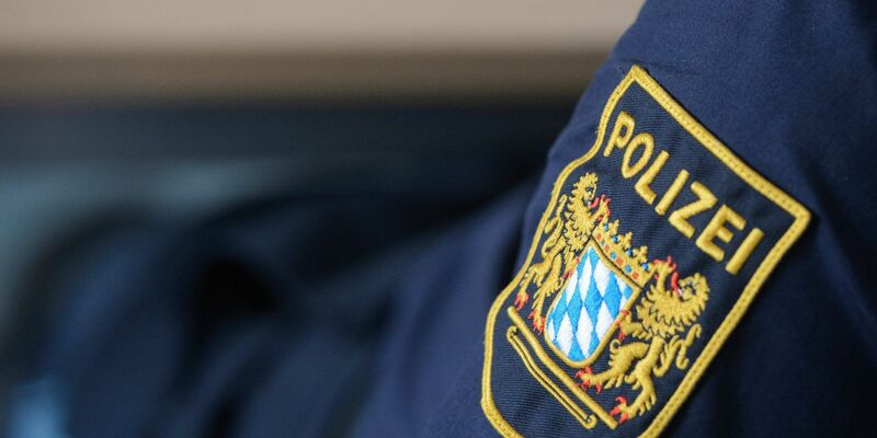 Ein Wappen der Bayerischen Polizei an einer Uniform. - Foto: Timm Schamberger/dpa