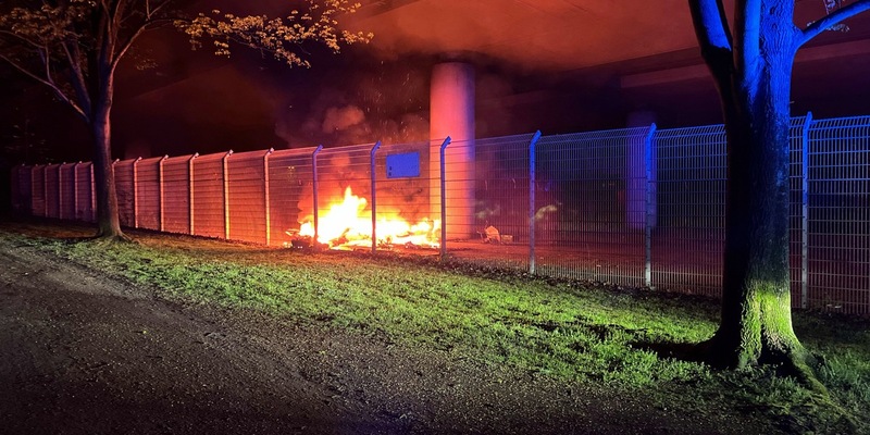 POL-DU: Untermeiderich: Wohnwagen komplett ausgebrannt - Wer hat verdächtige Beobachtungen gemacht? - Foto: presseportal.de