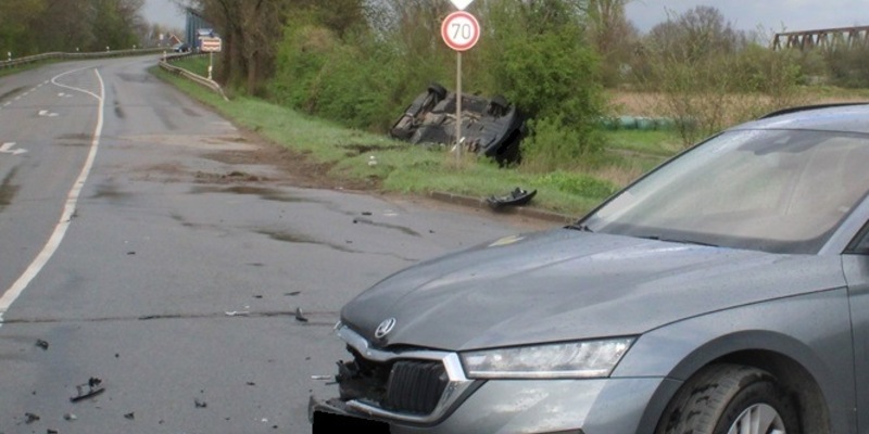 POL-MI: BMW überschlägt sich nach Zusammenstoß - Foto: presseportal.de