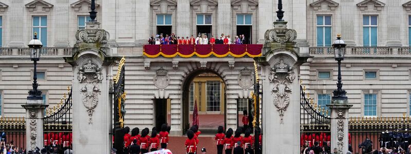 ZUschauer jubeln nach der Krönung von König Charles III. und Königin Camilla vor dem Buckingham Palast in London. - Foto: Petr David Josek/AP/dpa