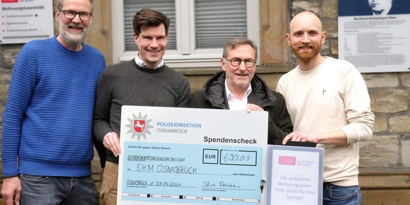 POL-OS: Nach erfolgreichem Spendenlauf für die Wohnungslosenhilfe übergibt Polizeipräsident Michael Maßmann 630 Euro an das SKM Osnabrück. - Foto: presseportal.de