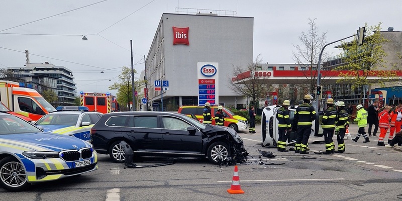 FW-M: Auto kippt bei Unfall auf die Seite (Sendling) - Foto: presseportal.de