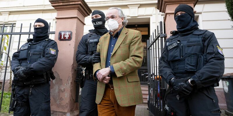 Heinrich XIII. Prinz Reuß sitzt zwischen seinen Verteidigern auf der Anklagebank. - Foto: Boris Roessler/dpa