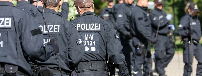 Aus Mecklenburg-Vorpommern gab es keine aktuellen Zahlen dazu, gegen wie viele Polizisten Verfahren wegen des Verdachts auf rechtsextremistische Gesinnung geführt werden (Symbolbild). - Foto: Bernd Wüstneck/dpa