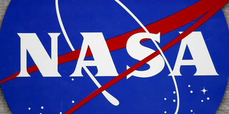 Das Logo der NASA am Johnson Space Center in Houston, Texas. Drei Unternehmen sollen im Auftrag der US-Raumfahrtbehörde künftig Mondfahrzeuge bauen. - Foto: epa Aaron M. Sprecher/epa/dpa