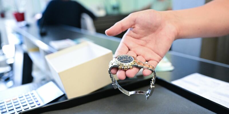 Der Pfandkredit dient zur schnellen Überbrückung finanzieller Engpässe. Dafür werden Gegenstände wie Uhren beliehen. - Foto: Bernd Weißbrod/dpa