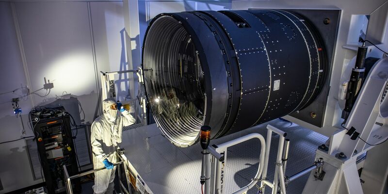 Die Kamera, an der das Team in einem Labor im US-Bundesstaat Kalifornien mehrere Jahre lang arbeiteten, sei etwa so groß wie ein Kleinwagen und drei Tonnen schwer. - Foto: Jacqueline Ramseyer Orrell/SLAC National Accelerator Laboratory/dpa