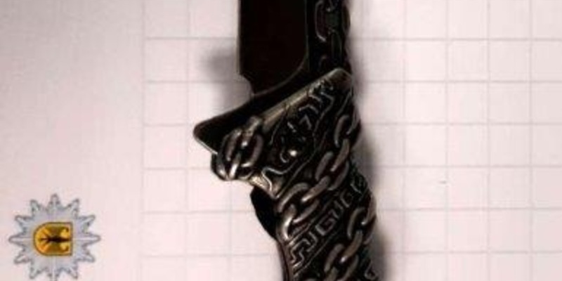 BPOL NRW: Das ist nicht meine Weste - Bundespolizisten stellen Einhandmesser sicher - Foto: presseportal.de