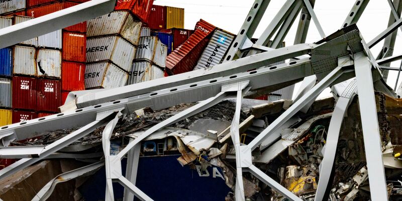 Trümmer der Francis Scott Key Bridge liegen auf dem Containerschiff «Dali». - Foto: Julia Nikhinson/AP/dpa