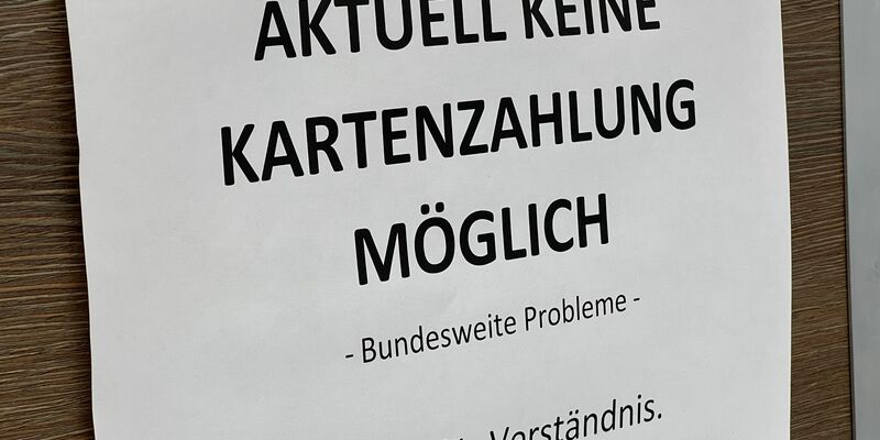 Die Zahlung per Giro- oder Kreditkarte in Deutschland war nach Angaben von Zahlungsdienstleistern bundesweit gestört (Symbolbild/Archivbild). - Foto: Christoph Dernbach/dpa