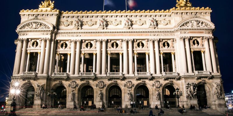 Die Pariser Opéra Garnier wird derzeit einer Schönheitskur unterzogen. - Foto: Etienne Laurent/epa/dpa