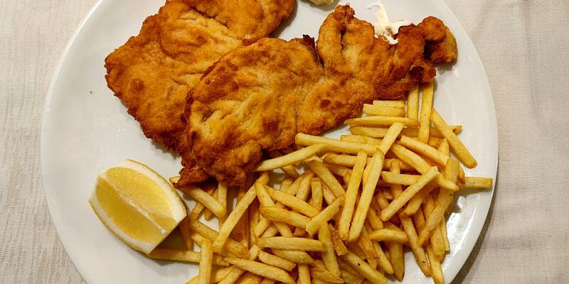 Pommes mit Wiener Schnitzel (Archiv) - Foto: über dts Nachrichtenagentur