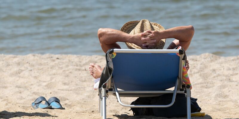 Ab an den See oder ins Meer? Am Wochenende soll es sommerlich warm werden (Archivbild). - Foto: Sebastian Kahnert/dpa-Zentralbild/dpa