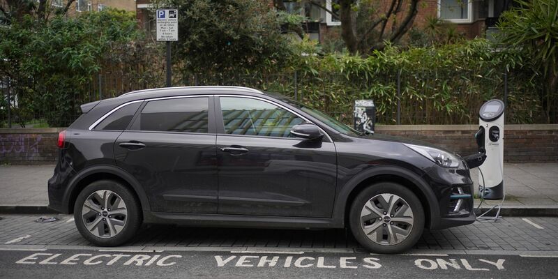 Im Herbst hatte die Bundesregierung die Kaufprämie für private Elektroautos gestrichen. - Foto: Yui Mok/PA Wire/dpa