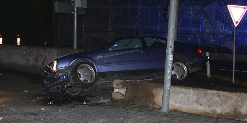 POL-MI: Nach Unfall geflüchtet: Polizisten finden abgerissene Kennzeichen - Foto: presseportal.de