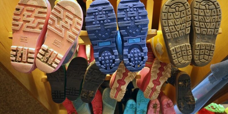 Die Staatsanwaltschaft wirft der Kita-Mitarbeiterin vor, die Kinder mit Gewalt zum Essen und Schlafengehen genötigt zu haben (Symbolbild). - Foto: Karl-Josef Hildenbrand/dpa