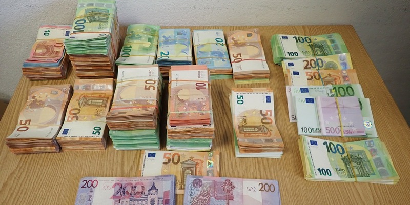 HZA-EF: Ein Auto voller Geld / 227.000 Euro Bargeld vor dem Zoll versteckt - Foto: presseportal.de